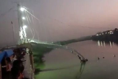 In India, a bridge collapsed: more than 90 people were killed