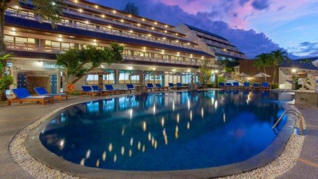 Renovation of the swimming pool at the Orchidacea Resort