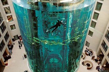 A huge 16-meter aquarium at the Dom Aquaree Hotel burst in Berlin