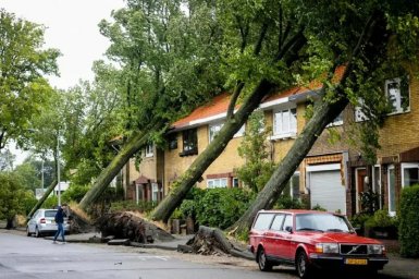 Hurricane hits the Netherlands, hundreds of flights canceled