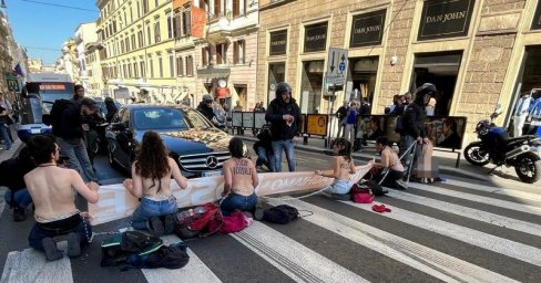 Naked eco-activists blocked traffic in the center of Rome