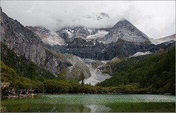 In China, tourists were washed away by the flow of a mountain river