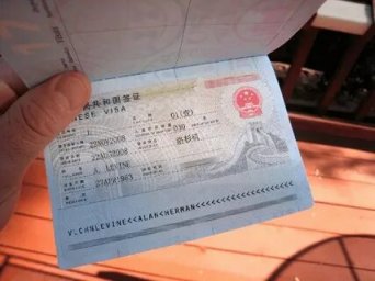 China resumes issuing tourist visas