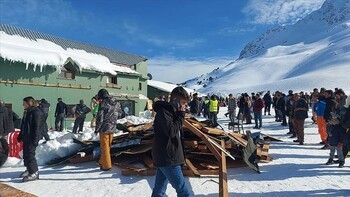 В Анталье на горнолыжном курорте на туристов обрушился навес