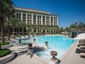 Закрытие бассейна в отеле Palazzo Versace Dubai