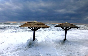 В Сочи из-за непогоды закрывают пляжи