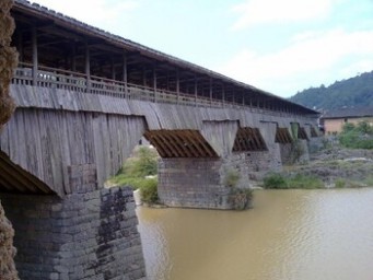 В Китае сгорел старинный мост возрастом почти 1000 лет