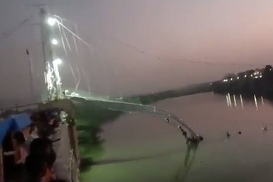 В Индии обрушился мост: погибли более 90 человек